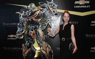 Hoa hậu Jennifer Phạm 'đọ dáng' bên robot Transformers