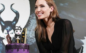 Angelina Jolie thổi nến mừng sinh nhật ở Thượng Hải