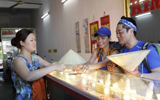 Vợ chồng Kiwi Ngô Mai Trang vào tiệm vàng bán... nón lá