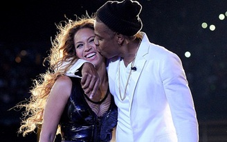 Jay Z hôn Beyoncé trên sân khấu đập tan 'nghi án' phản bội