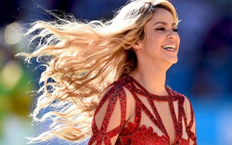 Shakira bế con lên sân khấu lễ bế mạc World Cup 2014