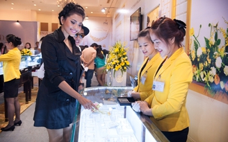 Bắt gặp Trương Thị May đi xem trang sức cưới