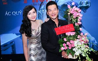 Trần Bảo Sơn xúc động nhận hoa chúc mừng của vợ cũ Trương Ngọc Ánh