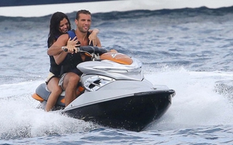 Selena Gomez vui chơi thả phanh mừng sinh nhật tuổi 22