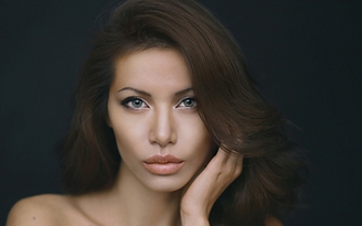 Siêu mẫu Minh Tú ngực trần hóa trang thành Angelina Jolie