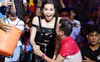 Đàm Vĩnh Hưng, Hồ Ngọc Hà đổ xô nước đá lên đầu tại hậu trường X Factor