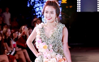 Hoàng Thùy Linh bất ngờ làm người mẫu, mặc váy kết hoa tươi 350 triệu đồng