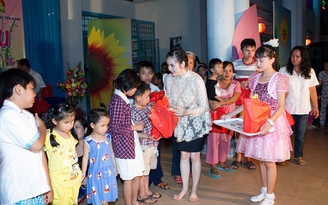 Lý Nhã Kỳ đi chân trần trao quà Trung thu cho thiếu nhi