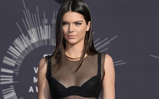 Kendall Jenner cấm Kim Kardashian đến xem mình biểu diễn thời trang