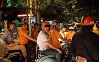 Bắt gặp thủ lĩnh Westlife ngồi xe máy, ghé quán ốc bình dân của Sài Gòn