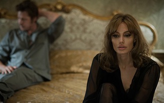 Angelina Jolie và Brad Pitt lộ cảnh ‘giường chiếu’ trong phim mới