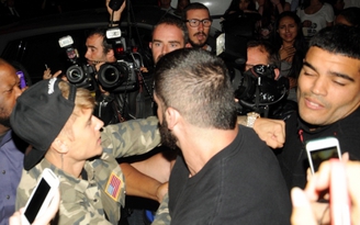 Justin Bieber đấm paparazzi vì bị chụp ảnh đi cùng Kendall Jenner
