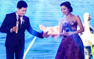Quang Dũng tình tứ với Phạm Thu Hà trên phố núi