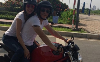 Công Vinh lái ‘siêu xe’ chở Thủy Tiên đi dạo