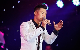 Jennifer Phạm rạng rỡ đến mừng mini show của Đức Tuấn