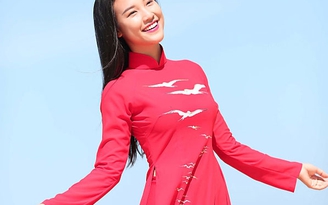 MC Hoàng Oanh khoe dáng trên đảo ngọc ngày nắng lên