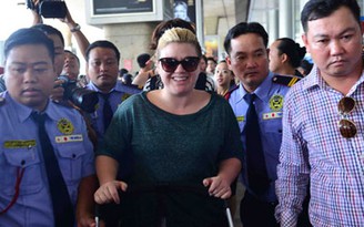 Kelly Clarkson cùng chồng và con gái đến TP.HCM