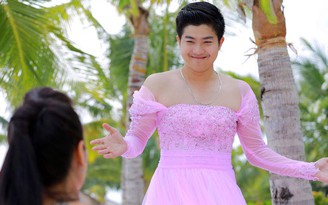 Sặc cười với clip Nhật Kim Anh được ông xã mặc váy cưới cầu hôn