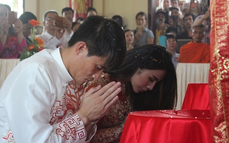 Công Vinh bất ngờ quy y cửa Phật ngay trong lễ cưới Thủy Tiên tại chùa