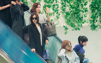 T-ara ăn mặc cực 'chất', thân thiện vẫy chào fan Việt tại sân bay