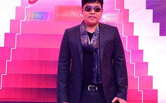 Quang Lê mất điện thoại khi bị fan vây kín ở Solo cùng Bolero Quang Lê mất điện thoại khi bị fan vây kín ở Solo cùng Bolero