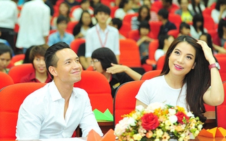 Trương Ngọc Ánh - Kim Lý gây 'hưng phấn' cho sinh viên
