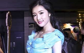 'Hoa hậu trả vương miện' Triệu Thị Hà diện váy công chúa đi xem phim