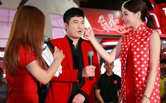 Hoa hậu Kỳ Duyên tận tình lau mồ hôi cho ca sĩ Minh Quân