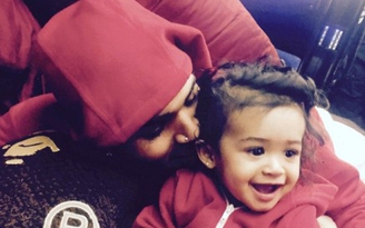 Chris Brown công bố ảnh ‘con rơi’