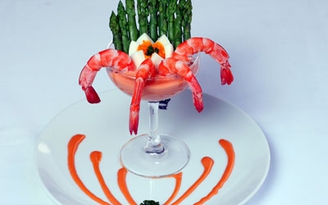 Làm cocktail măng tây tôm để xích lại gần nhau