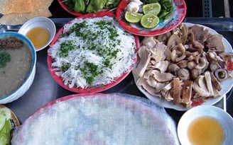 Độc đáo cháo lòng bánh hỏi Hòa Đa