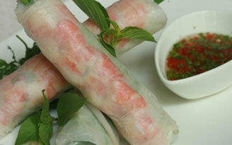 Làm gỏi cuốn tôm thịt