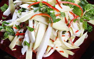 Chua chua giòn giòn gỏi xoài mực