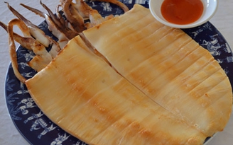 Thưởng thức mực câu đêm Côn Đảo