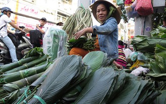 Nhộn nhịp chợ lá dong trên đường Cách Mạng Tháng Tám