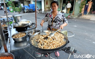 Đi ăn bột chiên trong chung cư Ngô Gia Tự