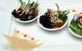 Biến tấu với salad cá cơm ngâm dầu