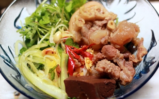 Cách nấu bún bò giò heo phiên bản khô cực ngon