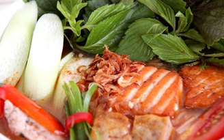 Ăn bún cá Mỹ ở Sài Gòn