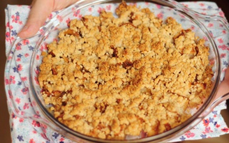 Cuối tuần làm 'apple crumble' - bánh táo vụn tráng miệng tuyệt vời