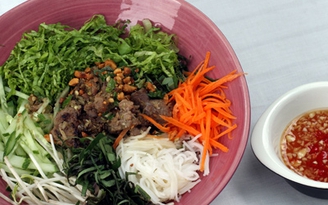 Thơm ngon bún thịt bò xào sả