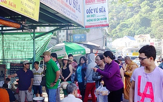 Xếp hàng và hít khói để ăn... bánh khọt Vũng Tàu