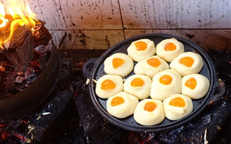 Bánh bông lan trứng muối 'hút hồn' giới trẻ Sài Gòn