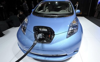 Nissan bán xe hơi điện giá rẻ