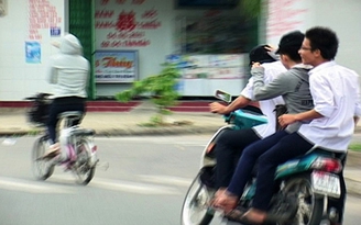 Phản cảm "áo trắng" đi xe máy đến trường