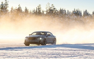 Bentley trình diễn khả năng drift trên băng tuyết
