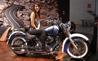 Chân dài e ấp bên 'ngựa sắt' tại EICMA 2014
