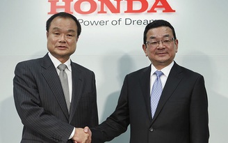 CEO Honda rớt nước mắt trong lễ từ chức