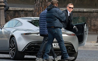 James Bond bị chấn thương khi lái siêu xe Aston Martin DB10