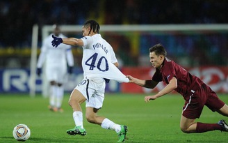 HLV Redknapp mổ tim, Tottenham nếm "trái đắng"